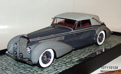 MINICHAMPS 107115134 -Delage D8-120 Cabriolet Baujahr 1939  Fb.grau  1:18
